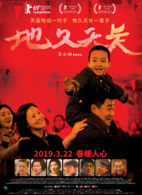 美女不穿内衣